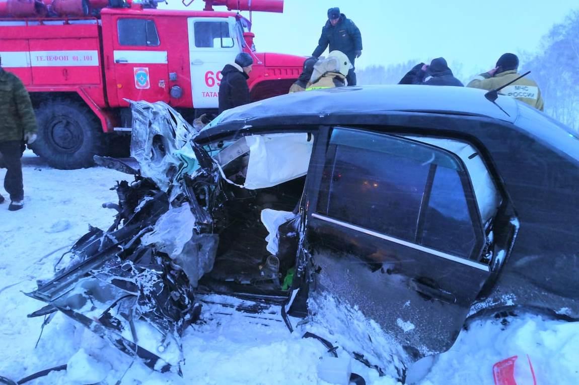 Фото Женщина-водитель погибла на трассе под Новосибирском – пострадали трое детей 2